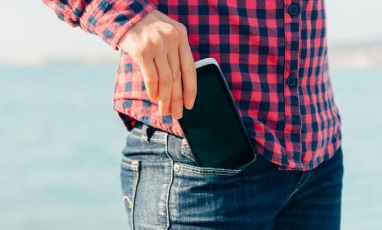 ¿Cuáles son los riesgos de llevar el celular en el pantalón?