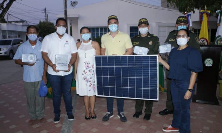 Entregan alarmas en Montería que se alimentan de energía solar