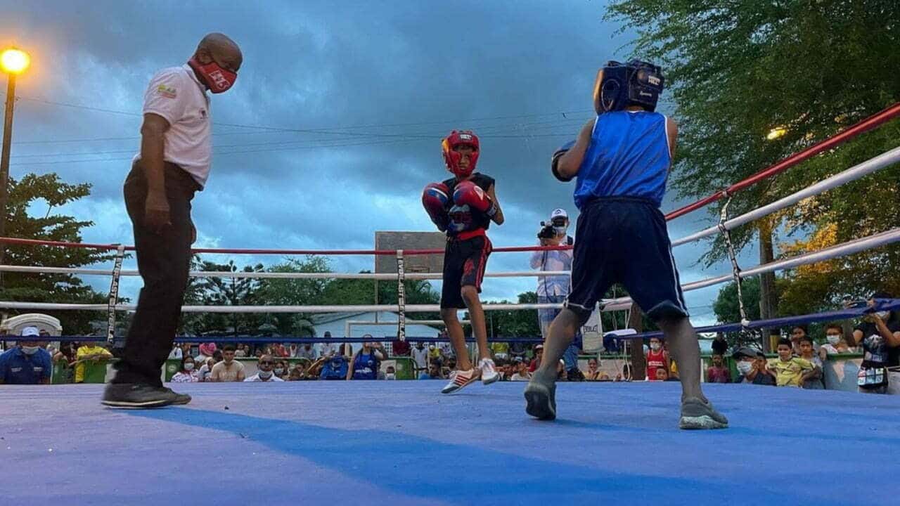 En una acción coherente con la historia deportiva de nuestra capital y en aras de generar espacios para la promoción del noble arte del pugilismo, la Alcaldía de Montería, en cabeza de la Oficina de Deportes, ha iniciado el programa “Boxeo al Barrio”.