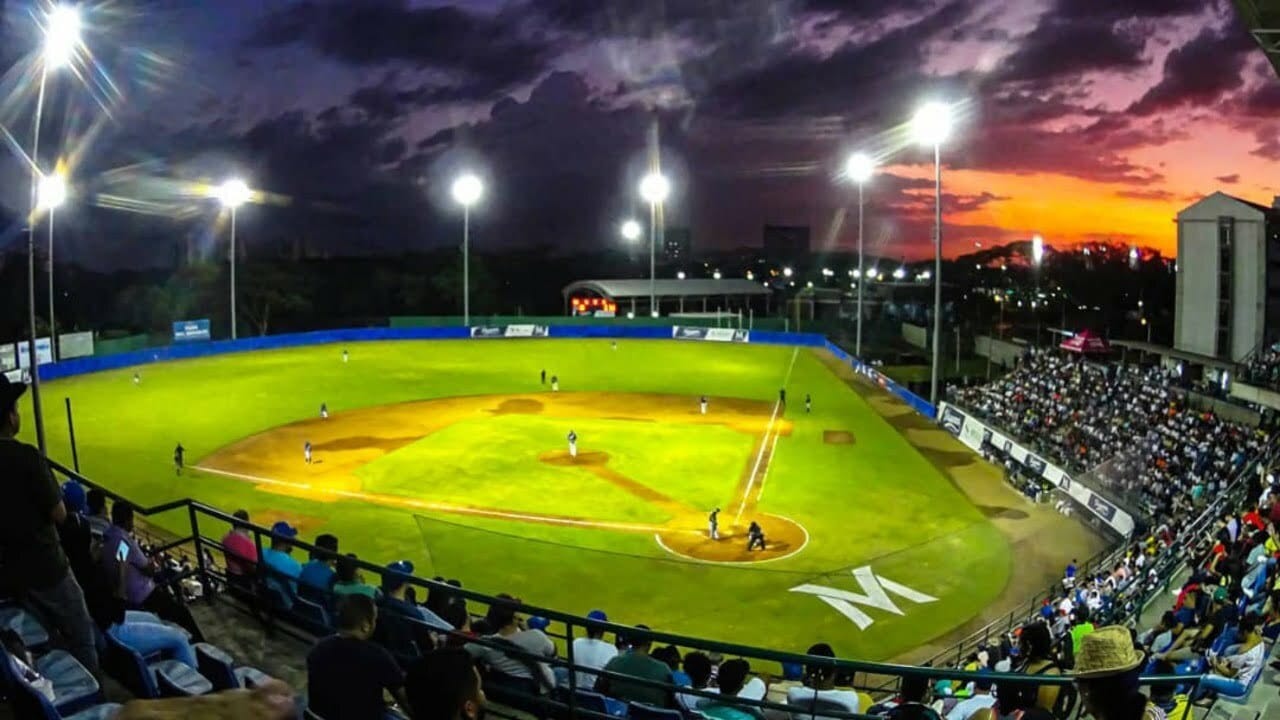 En Colombia la temporada de béisbol 2021-2022 está a tan solo un par de meses de comenzar, y aunque la sede principal será Barranquilla, existe la amplia posibilidad de que durante 10 días la competencia se juegue en Montería, abriendo las puertas del estadio 18 de Junio a la afición sabanera de la ‘pelota caliente’.