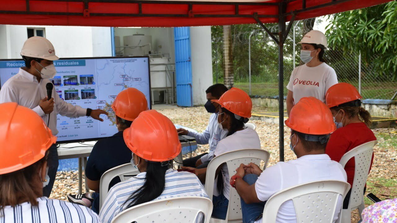 La empresa Veolia, prestadora del servicio de agua potable y alcantarillado, busca ampliar su planta de empleados. Por esta razón, abrió una convocatoria exprés para ocupar vacantes en la ciudad de Montería, la cual se cierra este miércoles 22 de septiembre. Es por ello que se está solicitando personal para la gestión social, así como también para el análisis, operación y gestión comercial. Hay cabida para bachilleres, técnicos, tecnólogos y profesionales.