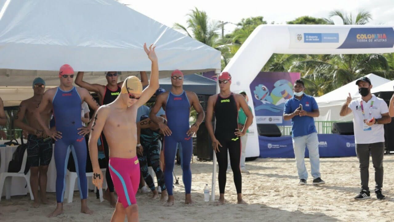 Córdoba y Sucre están viviendo una fiesta deportiva en el marco de los IV Juegos Nacionales de Mar y Playa. La competencia que inició el pasado 23 de octubre en Tolú, reúne a más de mil deportistas de todo el país, distribuidos en 26 delegaciones que participan en 12 disciplinas.  Hasta el 30 de octubre 646 hombres y 435 mujeres, harán parte de las competencias cuyo escenario serán las playas del Golfo de Morrosquillo. Disciplinas como el fútbol playa, balonmano playa, rugby playa, vóley playa, triatlón, llenarán de emociones a locales y turistas durante esta semana. Vela, motonáutica, ultimate, esquí náutico, natación en aguas abiertas, actividades subacuáticas y surf, serán la cuota acuática de este evento nacional.