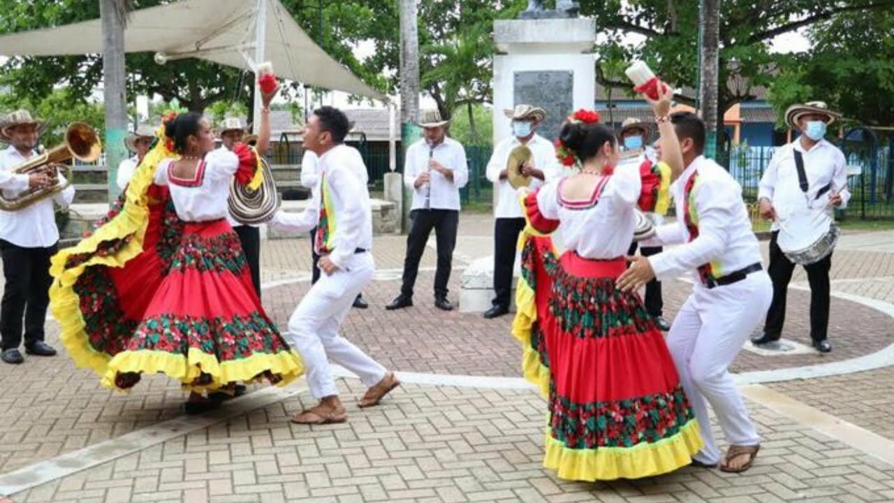 En el marco de la sesión del Parlamento Andino que se llevó a cabo recientemente en Montería, el porro cordobés fue declarado como referente cultural y patrimonial inmaterial de la región Andina. Geográficamente, este reconocimiento se enmarca en los países de Colombia, Ecuador, Perú, Bolivia, Venezuela y Chile.   A través de su cuenta en Twitter, el grupo de parlamentarios andinos manifestaron las características del reconocimiento. De acuerdo con ellos, se hizo con base en la “importancia histórica, ancestral y folclórica” que tiene este género musical para las comunidades de la región costeña y sabanera. 