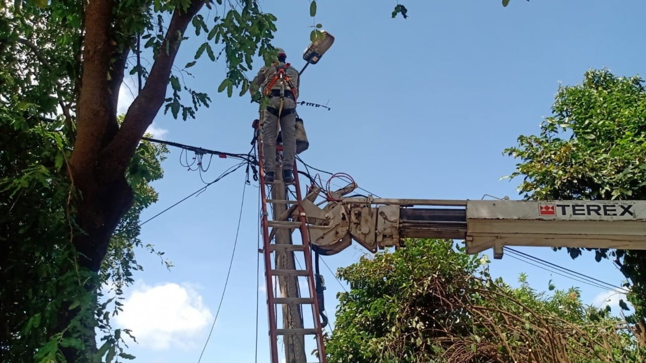 Para los días 4, 5, 6 y 7 de noviembre, la empresa Afinia ha programado una nueva jornada de cortes eléctricos en Montería. De acuerdo con el prestador de servicios, el objetivo es adelantar trabajos de mantenimiento y adecuación para optimizar el servicio en toda la ciudad, así como también en otros municipios de Córdoba.  Los barrios Santa Isabel, Mogambito, Villa Ana, Los Nogales, Villa Los Alpes, El Paraíso, Villa Jiménez y Vereda Tropical, estarán sin el fluido eléctrico este 4 de noviembre desde las 5:40 de la mañana hasta las 6:00 de la tarde. En este caso el corte se deberá a la instalación de postes en el circuito Río Sinú 2. 