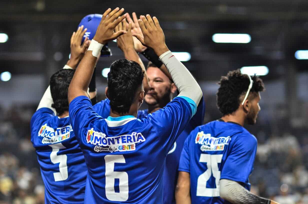 El equipo Vaqueros de Montería ha llegado con todo a la temporada 2021-2022 de la LPBC (Liga Profesional de Béisbol Colombiano), y se mantiene invicto en el torneo que se desarrolla en ‘modo burbuja’ en el estadio Edgar Rentería de Barranquilla. 