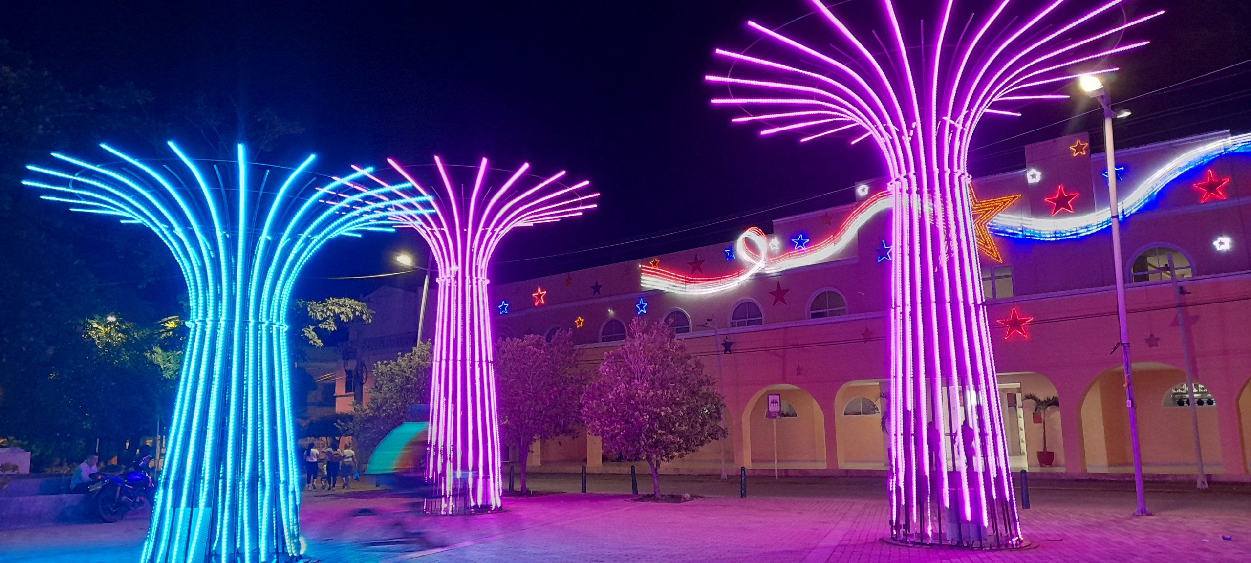 La Plaza Cultural del Sinú termina este 2021 más iluminada que nunca, y es que la empresa ELEC S.A instaló un nuevo espectáculo de luces para el disfrute de propios y visitantes.