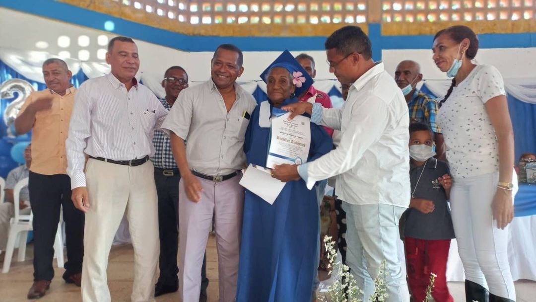 La cordobesa Aurora Morelo de Mendoza se graduó de bachiller a los 77 años, este viernes 10 de diciembre, en el municipio de San Antero-Córdoba. Esta mujer que cursó estudios en la Institución Educativa Julio César Miranda, se ha convertido en una inspiración. 